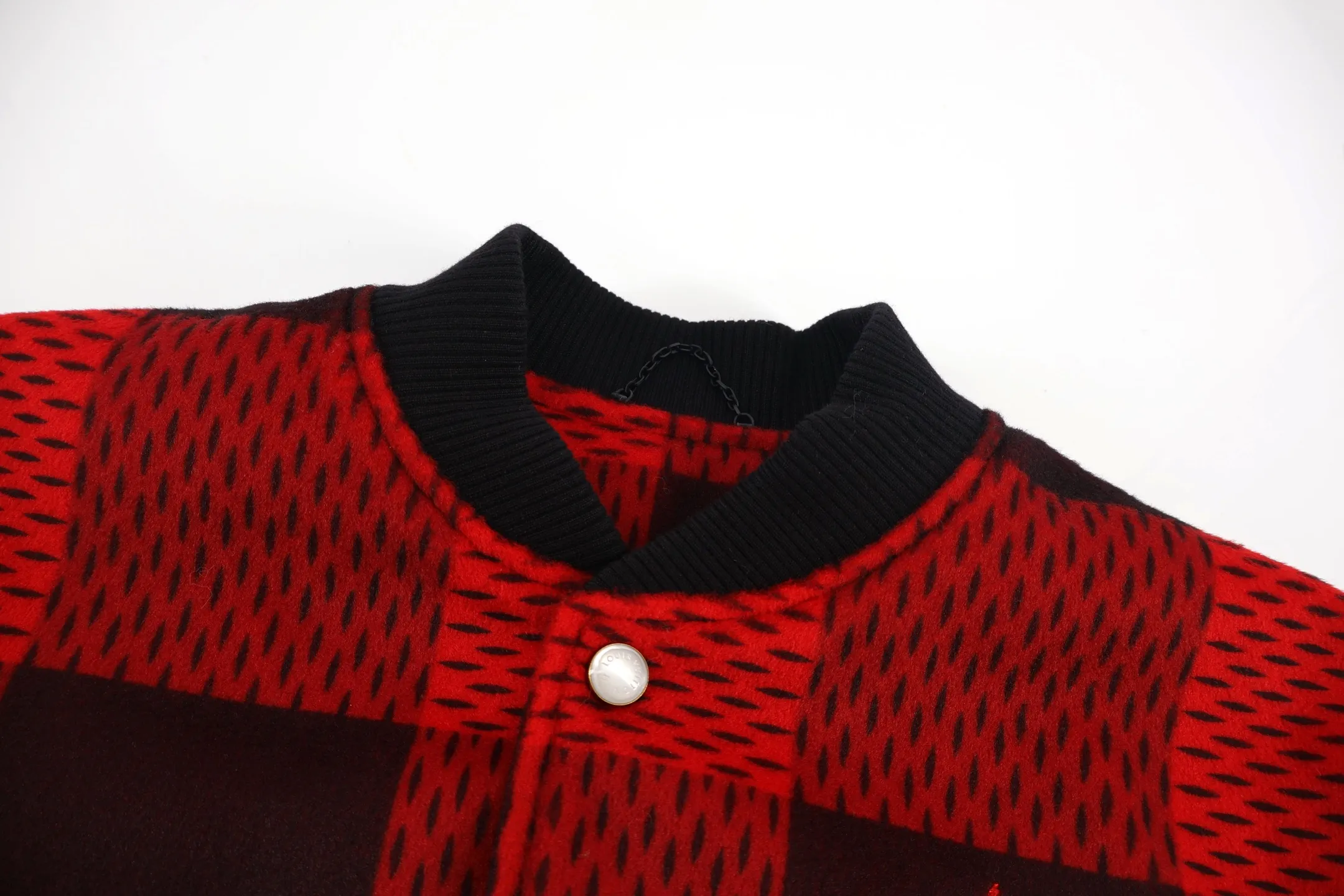 🅿️760 1v red checkerboard patchwork leather baseball jacket. Contrasting tension red and black checkerboard fabric + matte black leather sleeves. The roughness of the retro checkered pattern and the coolness of the leather collide with the visual sharpness, making the appearance a focal point. The "MARCQUES LOUIS VUITTON" logo on the chest hides the brand's genes, and the pearl white buttons are the finishing touch, and there is sophistication hidden in the looseness. Style adaptation: loose dropped shoulders + short tailoring, which can not only create a casual look on the street, but also bring out a neat aura, and is suitable for all daily/commuting/light social scenarios. Size:46-48-50-52